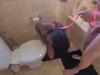 Människa toalett indisk harlot få pissed på och få henne huvud flushed followed av sugande johnson