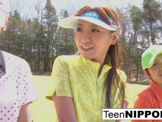 Ganska asiatiskapojke tonårs flickor spela en spel av remsan golf: högupplöst porr 0e