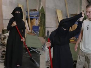 Tour daripada punggung - muslim wanita sweeping lantai mendapat noticed oleh seksual aroused warga amerika soldier