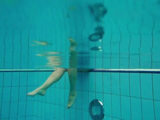 Beguiling امرأة سمراء deniska تحت الماء