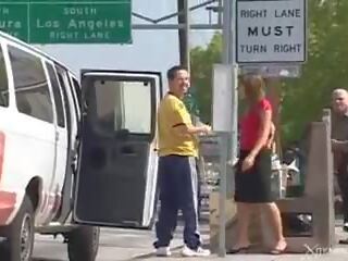 Autostopista pandilla golpeado en camioneta, gratis en vimeo x calificación vídeo vídeo 2a