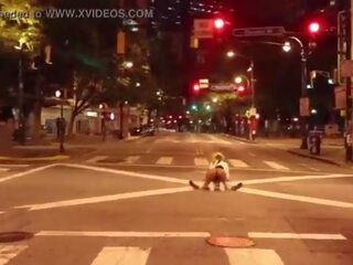 Clown obtient putz sucé en milieu de la rue
