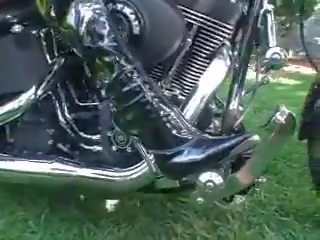 2 vajzat revving motorcycle në çizme, falas xxx film ee