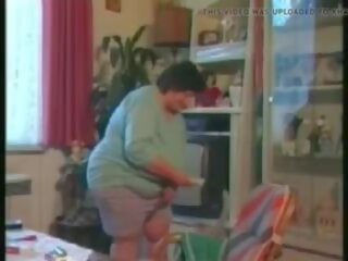 हॉर्नी प्लंपअर करते हुए housework