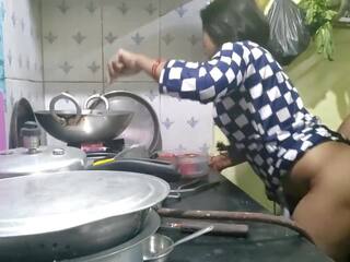 Intialainen bhabhi cooking sisään keittiö ja veli sisään laki. | xhamster