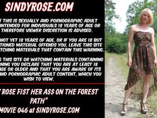 Sindy roos vuist haar bips op de bos path