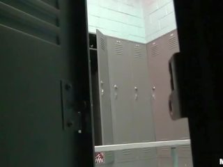 Booby gf nicole geneukt in locker kamer