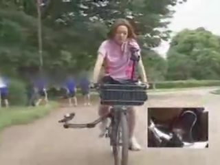 Japoneze vogëlushe masturbated ndërsa kalërim një specially modified seks film video bike!