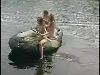 Kolme marvellous tytöt alaston tytöt sisään the viidakko päällä vene varten kalu metsästää