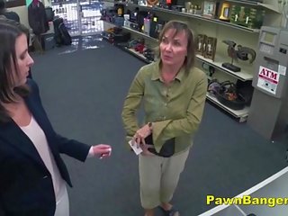 Klients aizņem prick uz viņai matainas vāvere par sīknauda