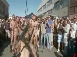Pubblico plaza con nudo uomini preparato per selvaggia grossolano violento gay gruppo sesso film clip