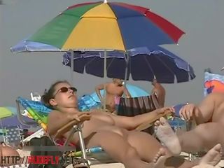O dapper puicuta în o nud plaja spion camera video