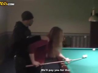 Lascivious empregada de mesa em billiards fica nu e broche